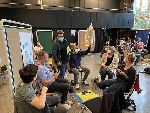 Lehrkräfte im Workshop mit Stellwänden und Moderationskarten