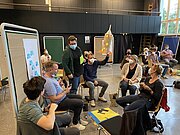 Lehrkräfte im Workshop mit Stellwänden und Moderationskarten