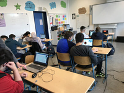 Profilklasse 9f programmiert an Laptops mit Videounterstützung