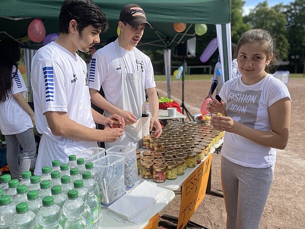 Cateringstand mit frischem Obst und Wasserflaschen beim Sporttag