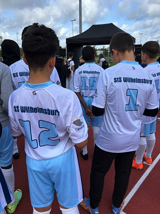 Spieler mit Trikotnummern 12 und 1 von hinten bei der Elbinselliga