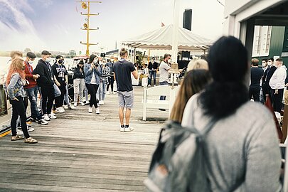 Besucherinnen und Besucher auf dem Holzsteg zum schwimmenden Klassenzimmer