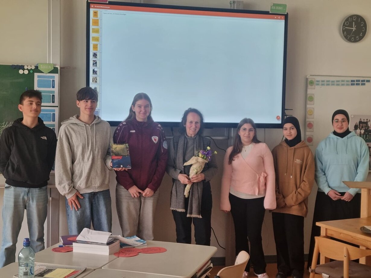 Klasse 9E mit Autorin Margot Löhr im Klassenraum