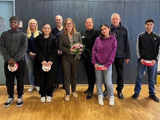 Gruppenfoto mit Jugendlichen, Schulleitung und SAGA zur Übernahme der Sporthalle Veddel