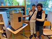 Kiano und ein Mitschüler neben ihrem Modell des Energiebunkers