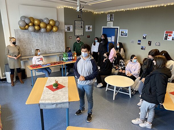 Gäste und Schülerinnen bei der Eröffnung der neuen Schulbücherei