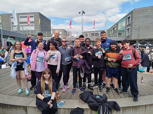 Gruppenfoto der Läuferinnen und Läufer der Stadtteilschule mit Startnummern