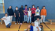 Fußballteam der Schule mit Urkunden in der Sporthalle