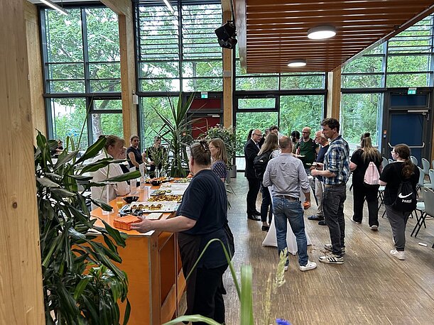 Gäste im Gespräch im Foyer bei der Einweihungsfeier
