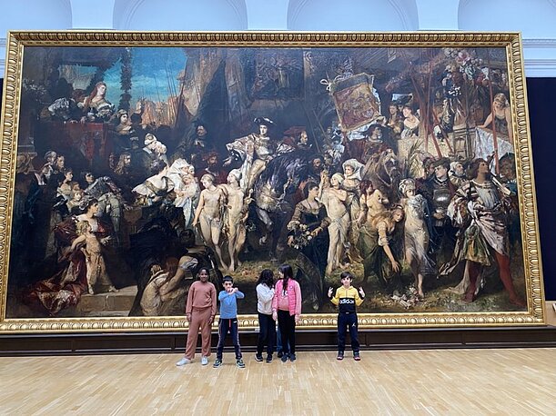 Kinder stehen vor einem großen Historiengemälde in der Kunsthalle