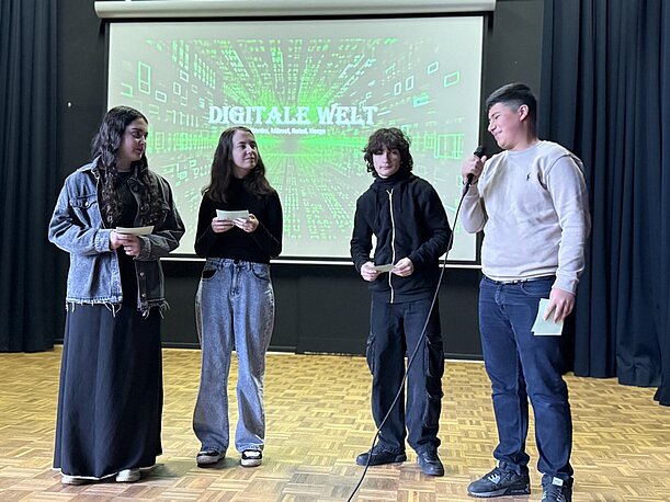 Klasse 8b präsentiert das Profil Digitale Welt vor Leinwand