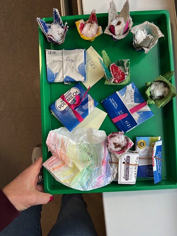 Grünes Tablett mit Verpackungen und Bastelmaterialien