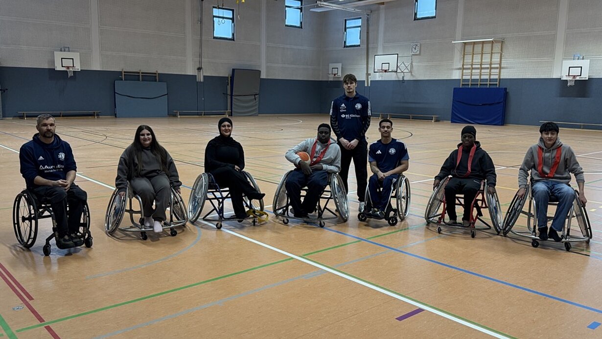 Elvis, Plinio und Ole von den BG Baskets mit Schülern der 8b in der Halle