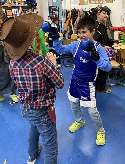 Kind im Boxerkostüm und Kind mit Cowboyhut beim Fasching am Perlstieg