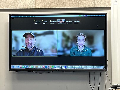 Bildschirm mit Videoschalte von Boris Herrmann und Checker Tobi