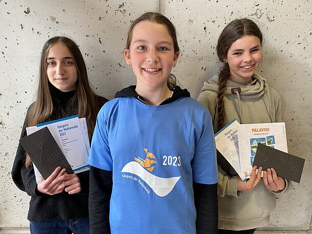Jahrgangsbeste Klasse 6 Sheila Bektas, Emma Küchemüller und Carlotta Karow mit Urkunden