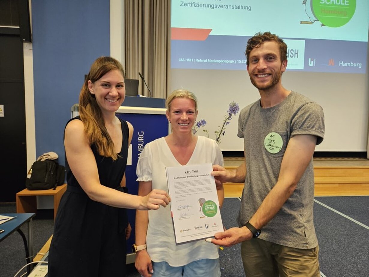 Isabella Galling, Daniela Schulz und Christoph Heinz mit Zertifikat Internet-ABC-Schule