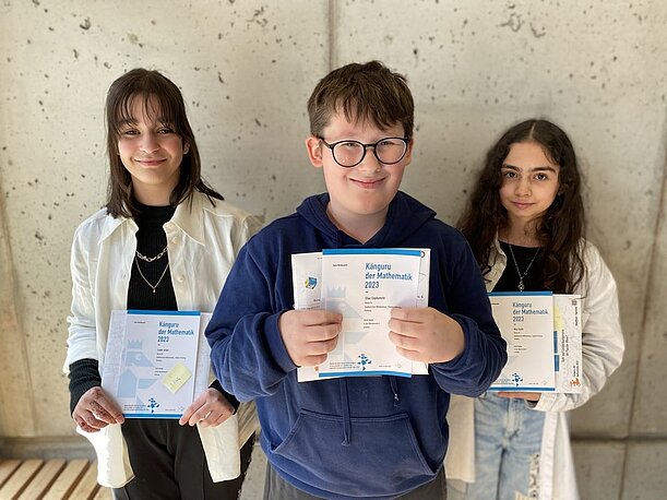 Jahrgangsbeste Klasse 5 Lieda Jafari, Elias Capitumolo und Nisa Aydin mit Urkunden