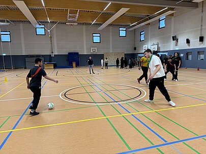 Fußballspiel in der Sporthalle beim Sportfest der Oberstufe