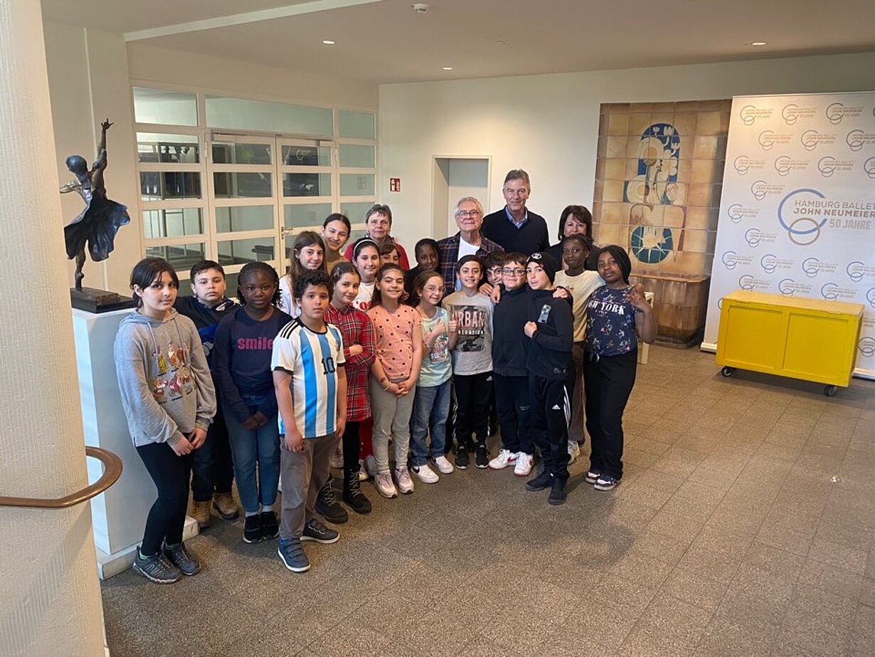 Grundschulkinder in der Eingangshalle der Ballettschule von John Neumeier