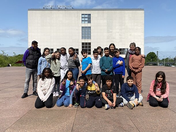 Gruppenfoto der Kinder vor der Hamburger Kunsthalle bei Sonnenschein