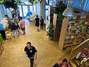 Bibliothek mit Bücherregalen und großem Globus im MindSpace