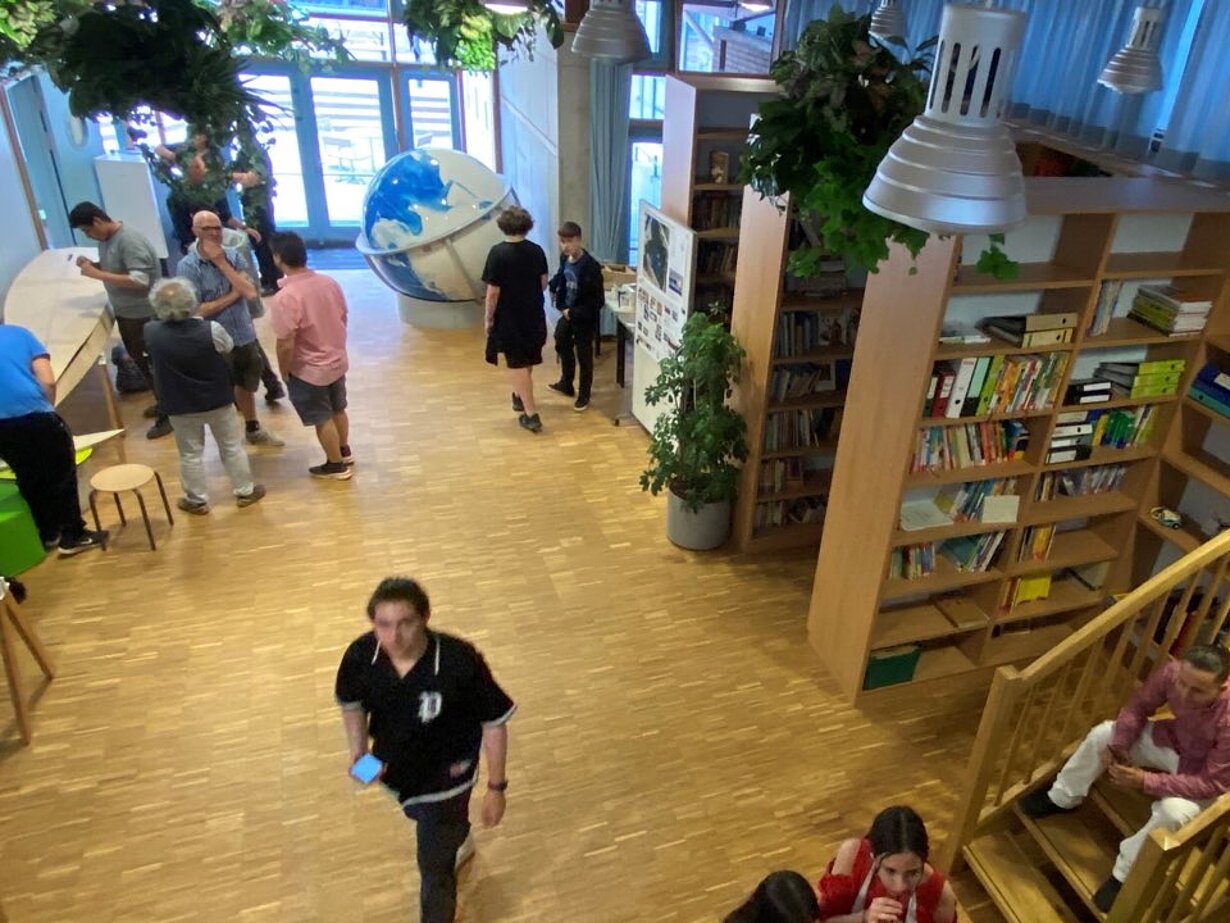 Bibliothek mit Bücherregalen und großem Globus im MindSpace