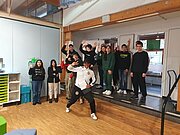 Jugendliche posieren fröhlich beim Workshop mit Beatbox, Schauspiel und Tanz