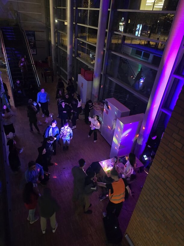 Halloween-Party mit bunter Discobeleuchtung im Schulgebäude