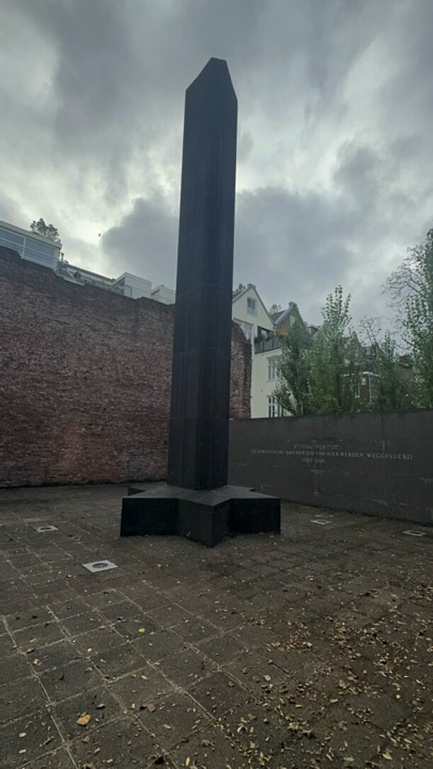Schwarzer Obelisk als Denkmal im Innenhof des Theaters