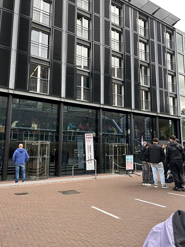 Moderner Eingang des Anne-Frank-Hauses in Amsterdam