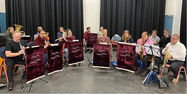 Reinbeker Stadtorchester spielt beim Abschlusskonzert nach dem Laternenumzug