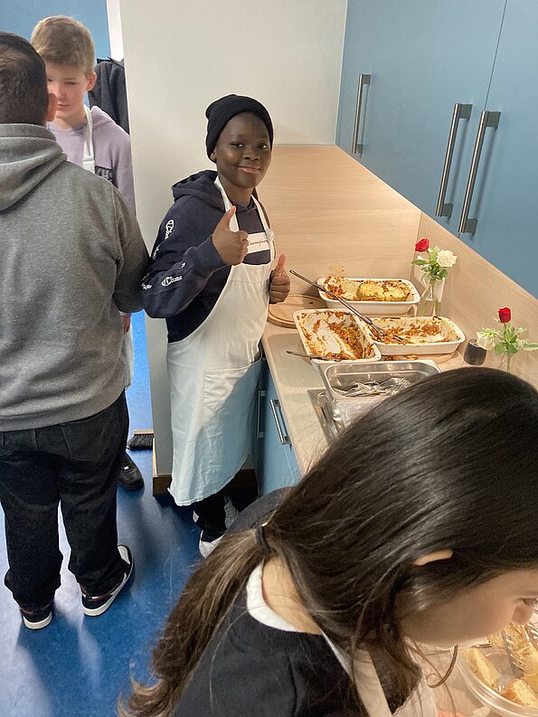 Schülerin in Schürze serviert Snacks als Messe-Verpflegung auf der Azubi-Messe