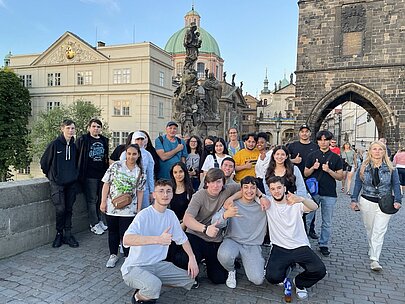 Klasse 11a als Gruppe auf der Karlsbrücke in Prag vor dem Brückenturm