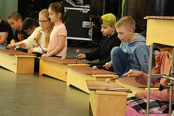 Kinder der Klasse 3b spielen Xylophon bei der Frühlingsaufführung