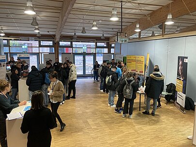 Jugendliche besuchen Informationsstände auf der Azubi-Messe in der Pausenhalle