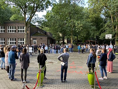 Neuer Jahrgang 8 versammelt sich im Kreis auf dem Schulhof