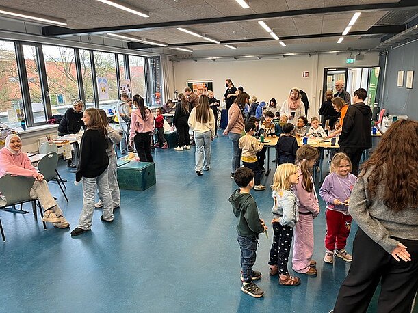 Großer Raum voller Kinder beim Forschertag im MZE