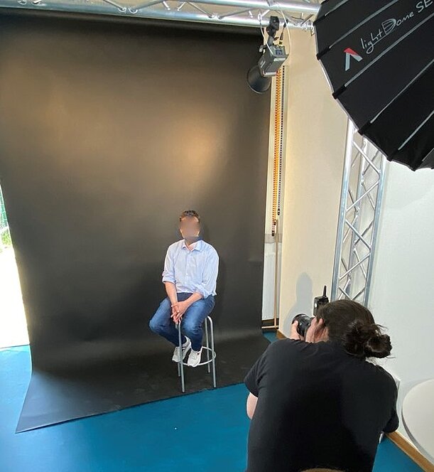 Probefotoshooting im Fotostudio vor schwarzem Hintergrund