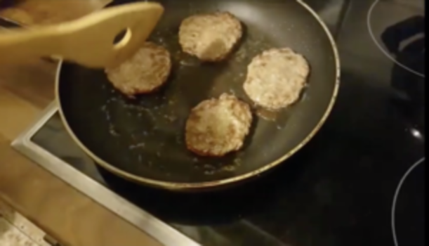 Frikadellen braten in einer Pfanne auf dem Herd