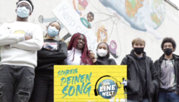 Profilgruppe mit Aufkleber „Schreib deinen Song für Eine Welt“