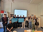 Klasse 10e mit Herrn Smarz und Herrn Schreiter im Klassenraum