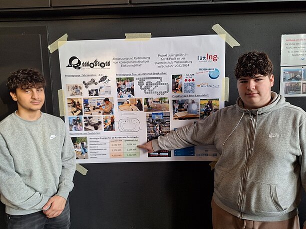 Zwei Schüler erklären ihr Plakat zum Profilprojekt E-Motion