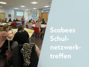 Grafik „Scobees Schulnetzwerktreffen“ mit Foto eines Seminarraums