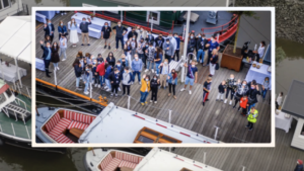 Drohnenfoto der Profilklasse 9d auf einem Ponton am Hafen