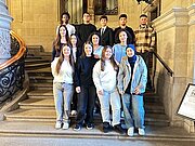 Klasse 10e posiert auf der Treppe im Hamburger Rathaus