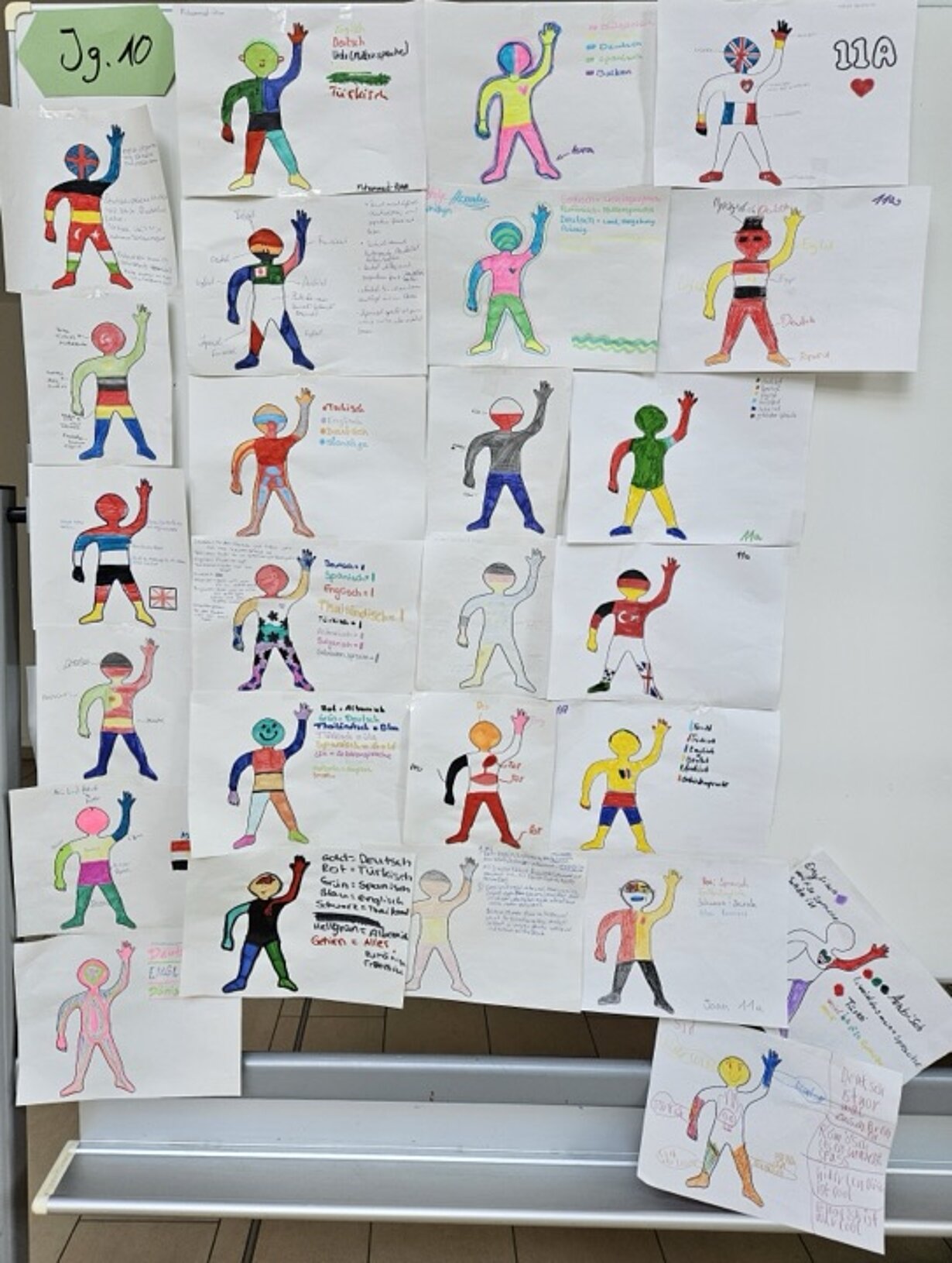 Ausstellungswand mit gemalten Figuren zu Sprachen aus Jahrgang 10