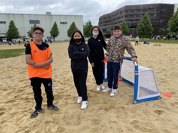 Jugendliche mit Mini-Tor im Sand beim Sportangebot