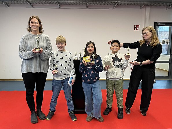 Kinder der Grundschule Kirchdorf mit Mathe-Oscar-Pokalen und Lehrerinnen
