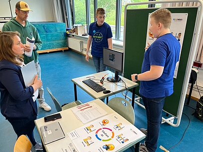 Jury begutachtet Projekt mit Gesichtserkennung am Bildschirm
